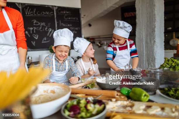 koken is leuk! - boy kitchen stockfoto's en -beelden