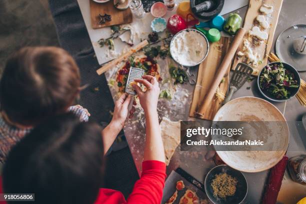 homemade pizza for dinner - cooking mess imagens e fotografias de stock