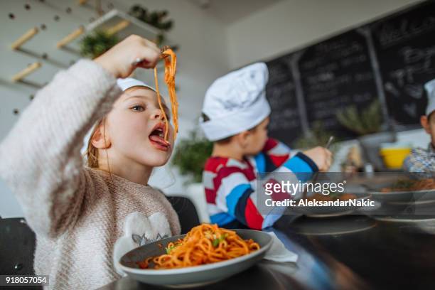 pasta voor kleine chefs - kid chef stockfoto's en -beelden