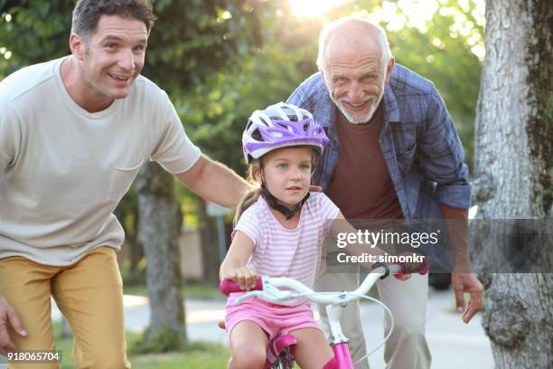 uomo anziano e padre che aiutano la ragazza - pulsante di apertura o di chiusura foto e immagini stock