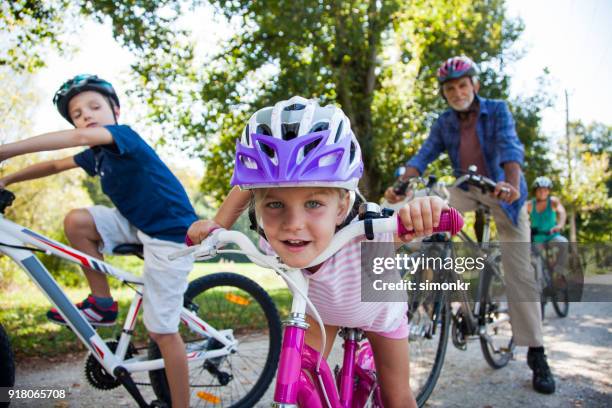 bicicletta per famiglie nel parco - pulsante di apertura o di chiusura foto e immagini stock