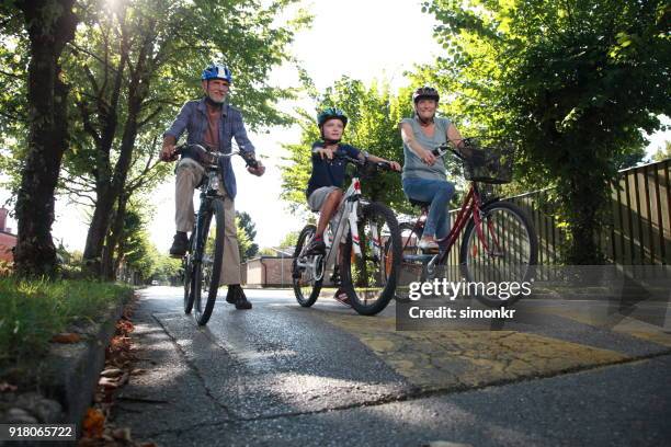 famiglia seduta in bicicletta - pulsante di apertura o di chiusura foto e immagini stock