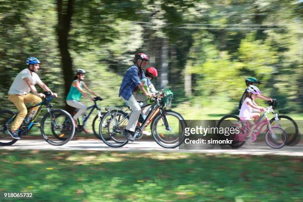 familie zittend op de fiets - bicycle safety light stockfoto's en -beelden