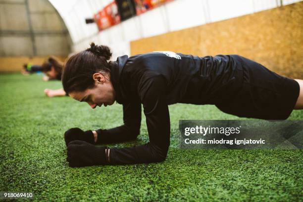 doen plank positie - plank exercise stockfoto's en -beelden