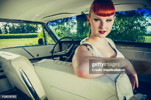 chica pin-up in a car - pin up girl tattoo fotografías e imágenes de stock