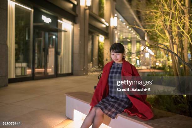 jeune femme après le shopping de nuit - kyobashi tokyo photos et images de collection