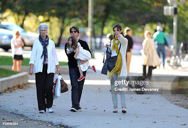 Kathy Holmes, Tom Cruise, Suri Cruise and Katie Holmes visit Charles River Basin on October 10, 2009 in Cambridge, Massachusetts.