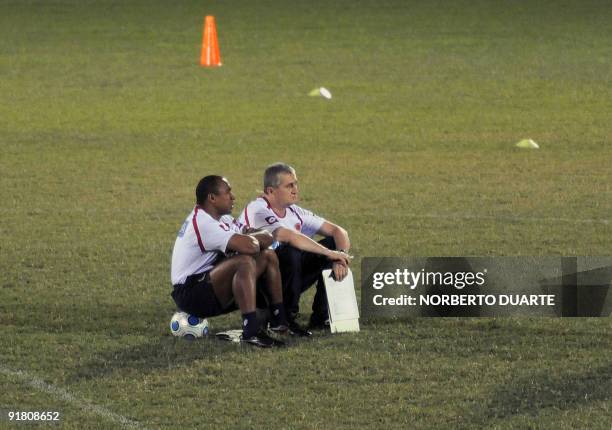 Colombian football team coach Eduardo Lara and assitatnt Jose Maria Paz talk during a training session on October 12, 2009 in Asuncion. Colombia will...