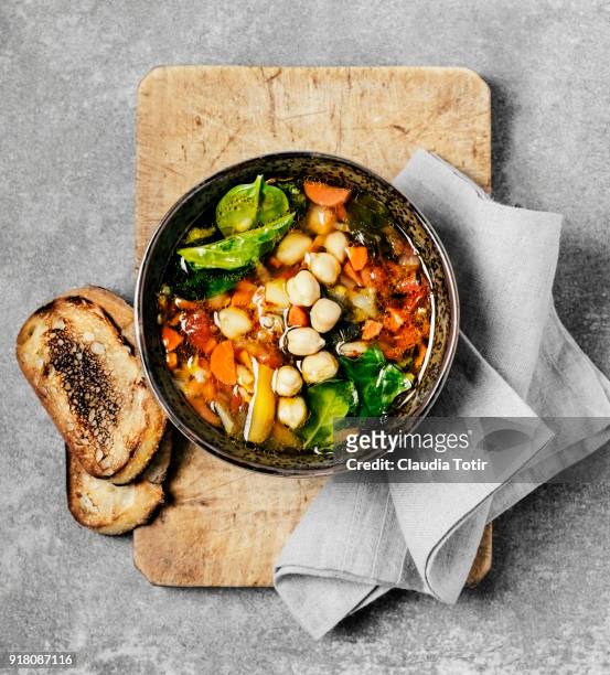 vegetable soup - vegetable soup stockfoto's en -beelden