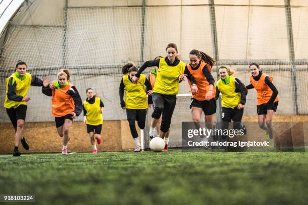fußball im blut - identische kleidung stock-fotos und bilder