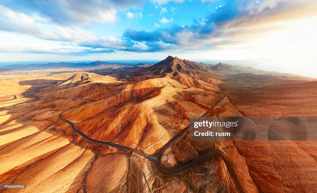 Sonnenuntergang über der Wüste Landschaft von Fuerteventura, Kanarische Inseln