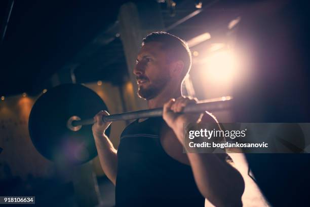 cross-training - schulterpresse stock-fotos und bilder