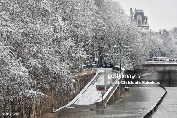 france, paris, world heritage site, flooded road near pont au change bridge - pont au change stock pictures, royalty-free photos & images