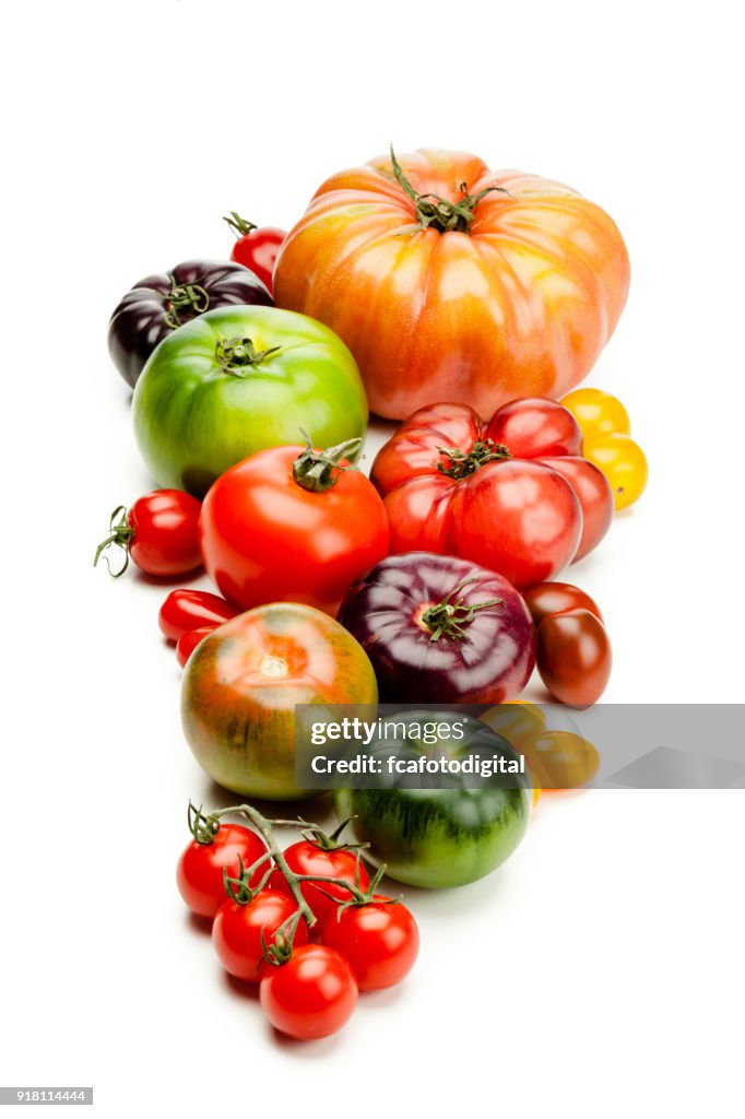 Variedades de tomates aisladas en fondo blanco