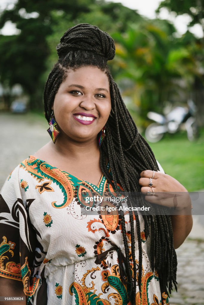 Sonriente mujer joven afro