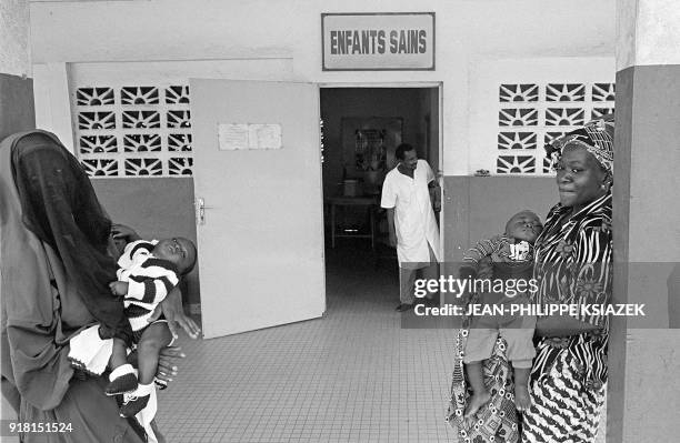 Des mères attendent leur tour pour faire vacciner leurs bébés le 19 avril 2001 au service pédiatrie de l'hôpital central d'Abob, dans la banlieue...