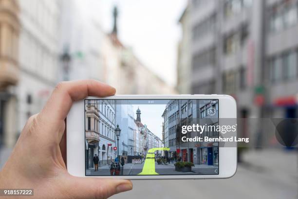 mobile phone displaying gps direction - erweiterte realität stock-fotos und bilder