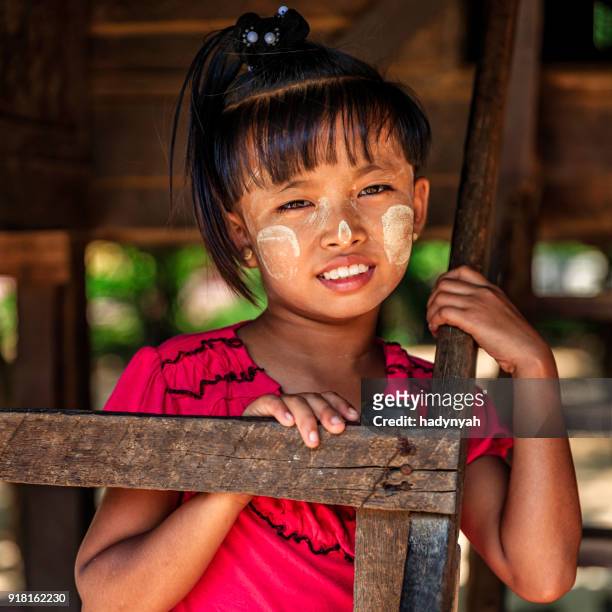 birmese meisje in dorp in de buurt van bagan, myanmar - myanmar culture stockfoto's en -beelden