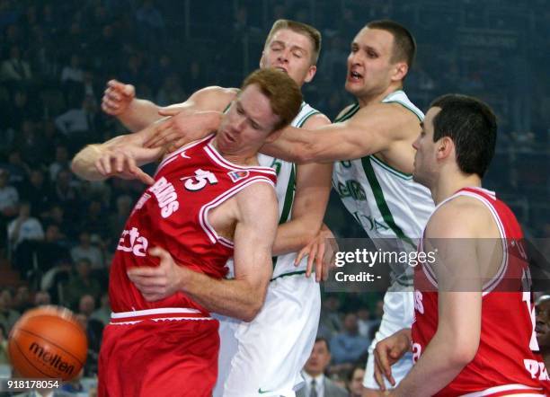 Les joueurs du club grec Olympiakos du Pirée, John Rogers et Dragan Tarlac , sont à la lutte avec les joueurs du club lituanien Zalgiris Kaunas,...
