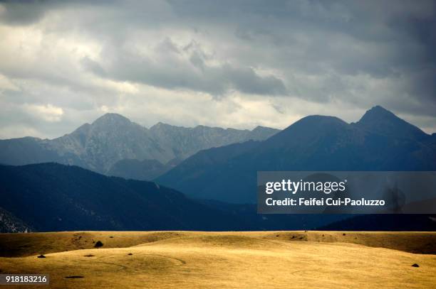 moody sky and mountain landscape near livingston, montana, usa - montana mountains imagens e fotografias de stock