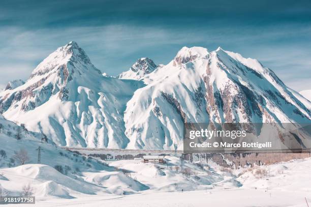 snow capped mountains in winter - polder barrage photos et images de collection