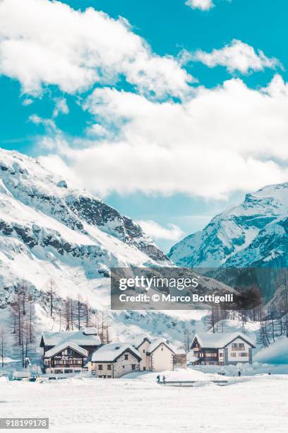 mountain alpine village in winter - snowy village stock pictures, royalty-free photos & images