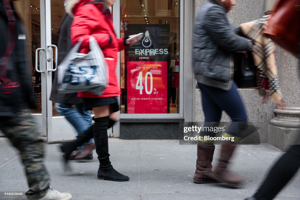 Shoppers In SoHo Ahead Of Consumer Comfort Figures