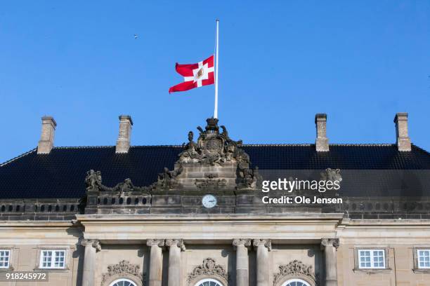 The Royal flag is on half at Amalienborg due to the death of Prince Henrik, husband to Queen Margrethe, who died yesterday evening at Fredensborg...