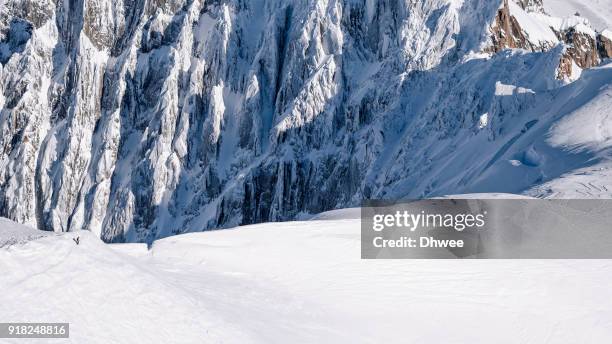 skiing alone on vallee blanche and aiguille du plan pass - valle blanche - fotografias e filmes do acervo