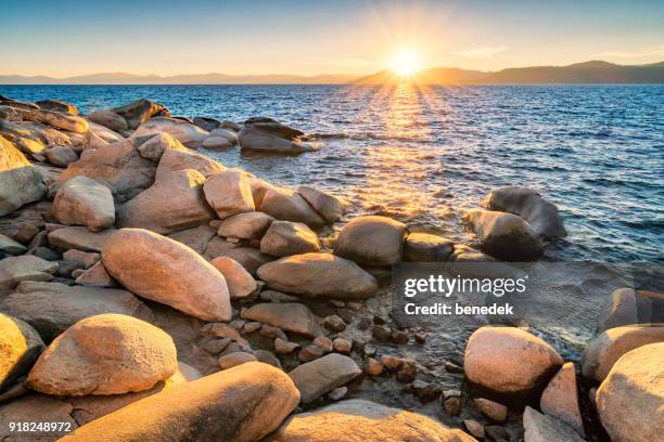 sonnenuntergang am lake tahoe usa - beach stone stock-fotos und bilder