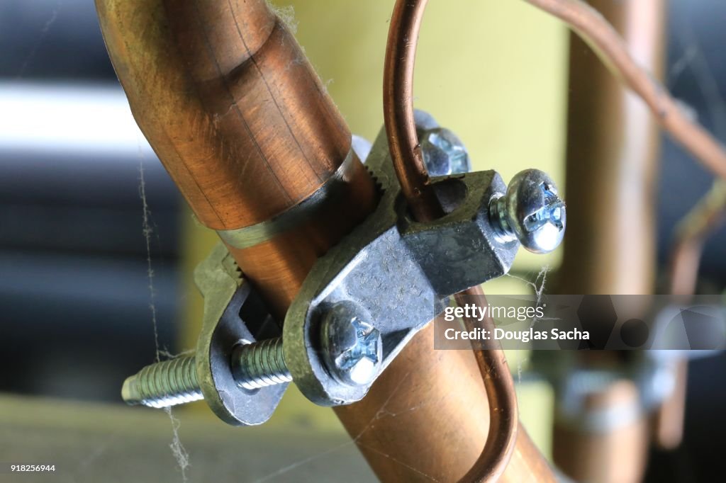 Ground Clamp with Lay In Lug for grounding Wire on copper pipe