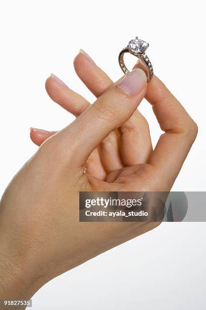 woman holding a diamond ring - 戒指 個照片及圖片檔