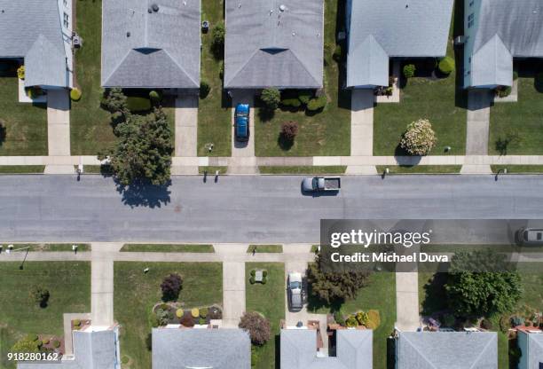 aerial view of rows of houses - abandoned car - fotografias e filmes do acervo