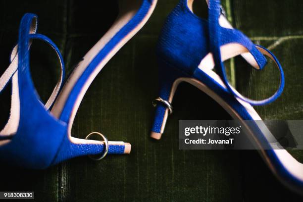 wedding silver ring on blue high heels - jovanat stock pictures, royalty-free photos & images