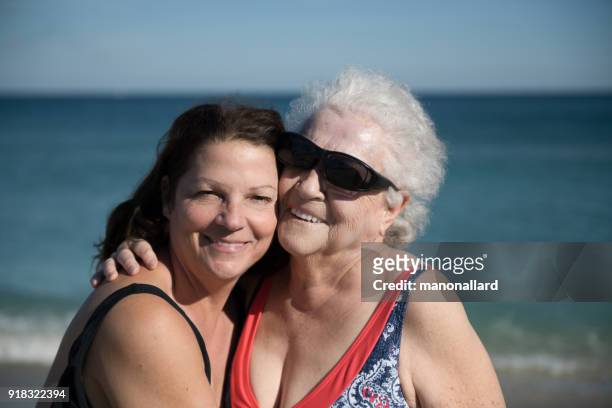 soziale senior 85 jahre alte frau im urlaub mit ihrer tochter - 50 54 years stock-fotos und bilder