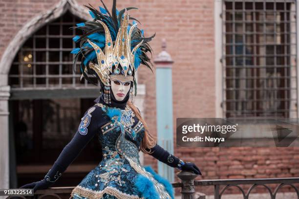 atraente feminino posando em fantasia de carnaval de veneza - venice carnival - fotografias e filmes do acervo