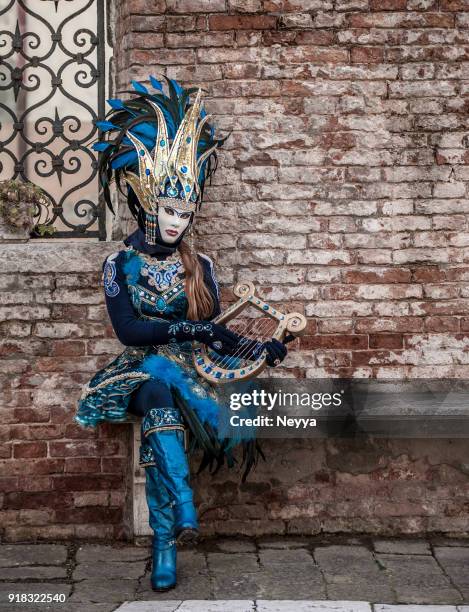 atractiva mujer posando en traje de carnaval de venecia - carnaval de venecia fotografías e imágenes de stock