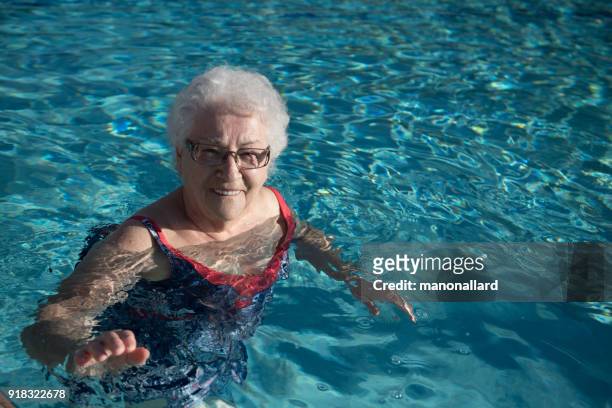 porträt einer sozialen senior 85 jahre alten frau im urlaub am pool - 80 89 years stock-fotos und bilder