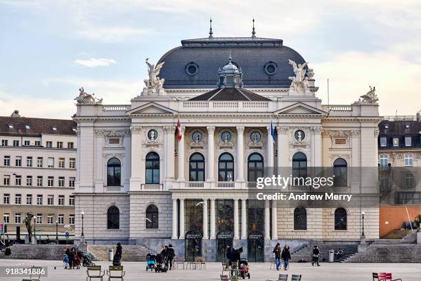 zurich opera house with sechselautenplatz (town square), blue sky and clouds - opernhaus stock-fotos und bilder