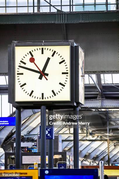 official swiss railways clock (sbb), mondaine clock, zurich central station, switzerland - hauptbahnhof zürich stock-fotos und bilder