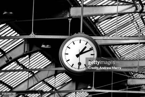 official swiss railways clock (sbb), mondaine clock, zurich central station, switzerland - hauptbahnhof zürich stock-fotos und bilder