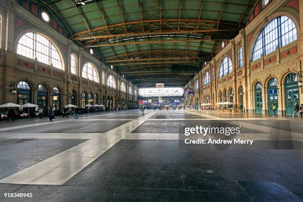 zurich main station, zurich central station, zürich hauptbahnhof (zürich hb) - hauptbahnhof zürich stock-fotos und bilder