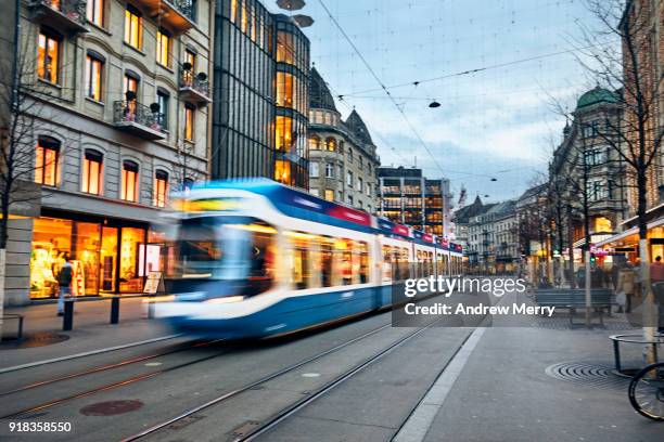 swiss tram, cable car early evening on bahnhofstrasse, zurich, switzerland - schweiz menschen stock-fotos und bilder