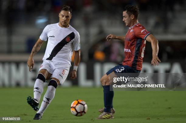 Brazil's Vasco da Gama player Leandro Desabato is marked by Fernando Saucedo of Bolivia's Jorge Wilstermann during their Libertadores Cup football...