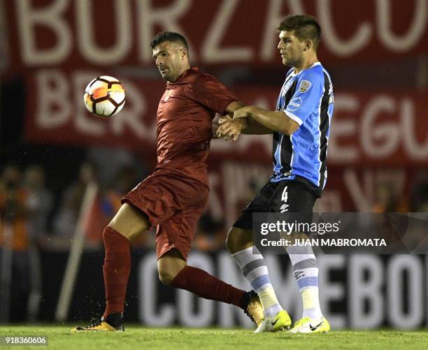 Brazil's Gremio defender Walter Kannemann vies for the ball with Argentina's Independiente forward Emmanuel Gigliotti during their Recopa...