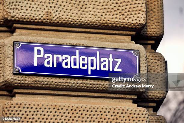 'paradeplatz' street sign closeup on credit suisse headquarters building, paradeplatz, bahnhofstrasse, zurich - straatnaambord stockfoto's en -beelden