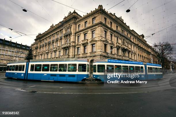 zurich tram drives past credit suisse headquarters, paradeplatz, bahnhofstrasse, zürich - zurich foto e immagini stock