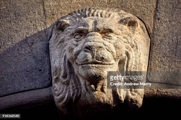detail of lion-like statue on building on bahnhofstrasse, zurich - lion city photos et images de collection