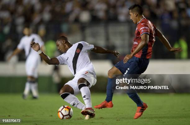 Brazil's Vasco da Gama player Wellington is marked by Christian Machado of Bolivia's Jorge Wilstermann during their Libertadores Cup football match...