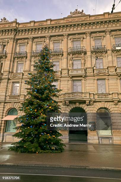 large christmas tree in front of credit suisse headquarters building, paradeplatz, bahnhofstrasse, zürich - paradeplatz fotografías e imágenes de stock